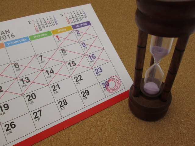 カレンダーと砂時計の画像