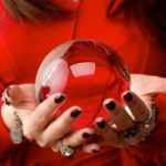 赤い服の占い師と水晶玉の画像